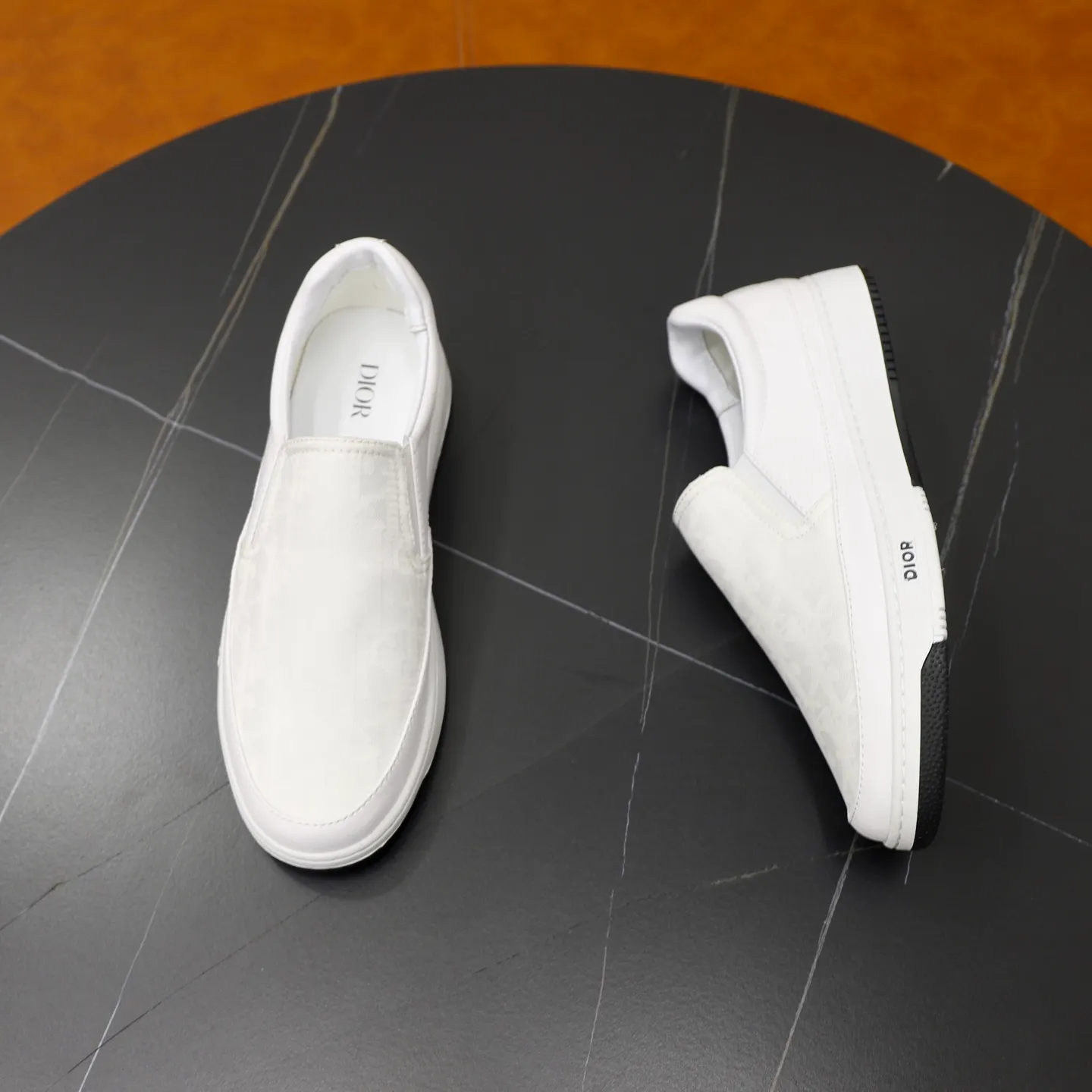 Ex-factory price: 420💰🙅‍♂️🙅‍♂️🙅‍♂️ Brand: Dior DIOR Standard code: 38-44 (45 customized) Grade: Same as the official website Material: Original material splicing Comfortable and breathable lining Lightweight and wear-resistant sports outsole Style category: Men's fashionable casual shoes Running sneakers Distinguished luxury brand elements Top luxury Color: actual picture color